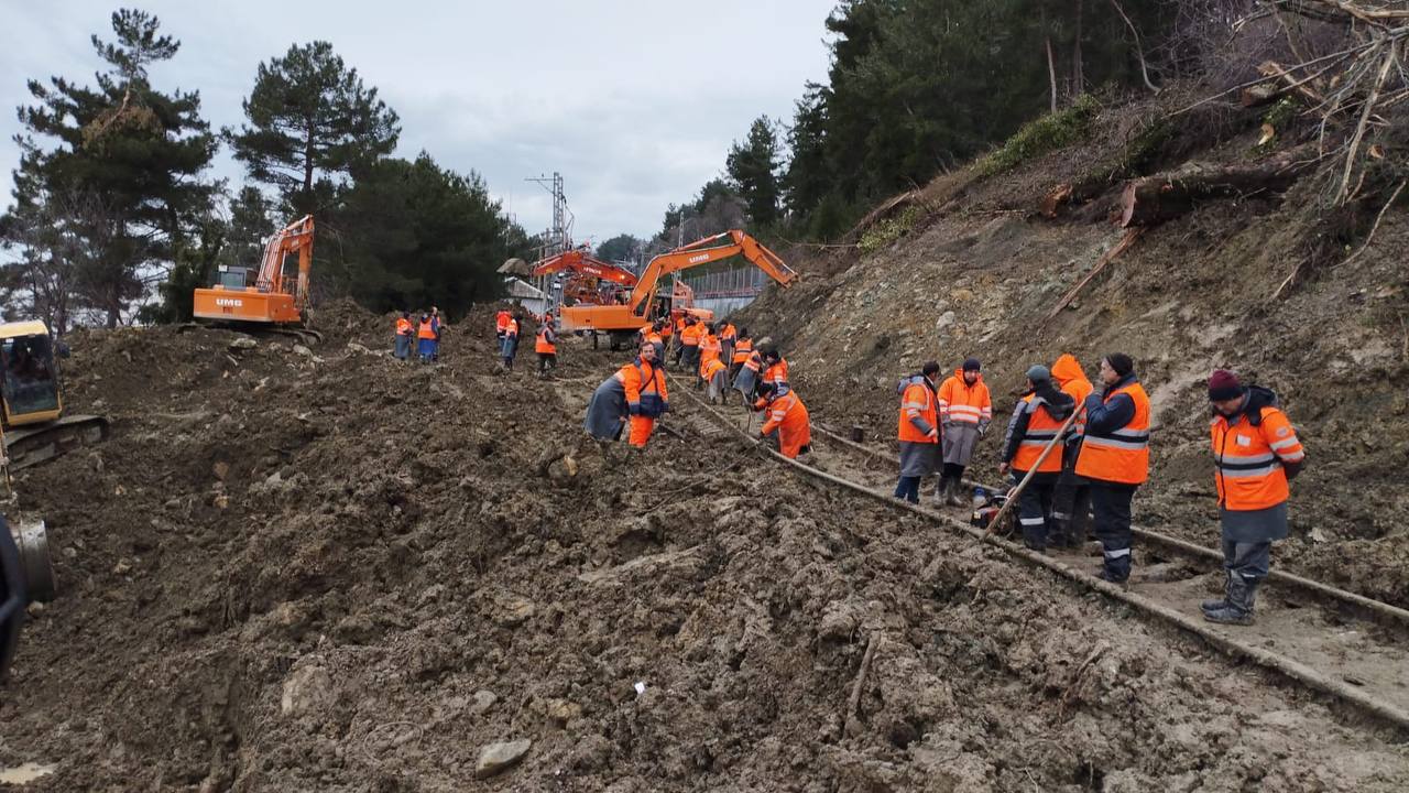 20 тысяч кубометров грунта убрали в Сочи с железной дороги, пострадавшей от оползня