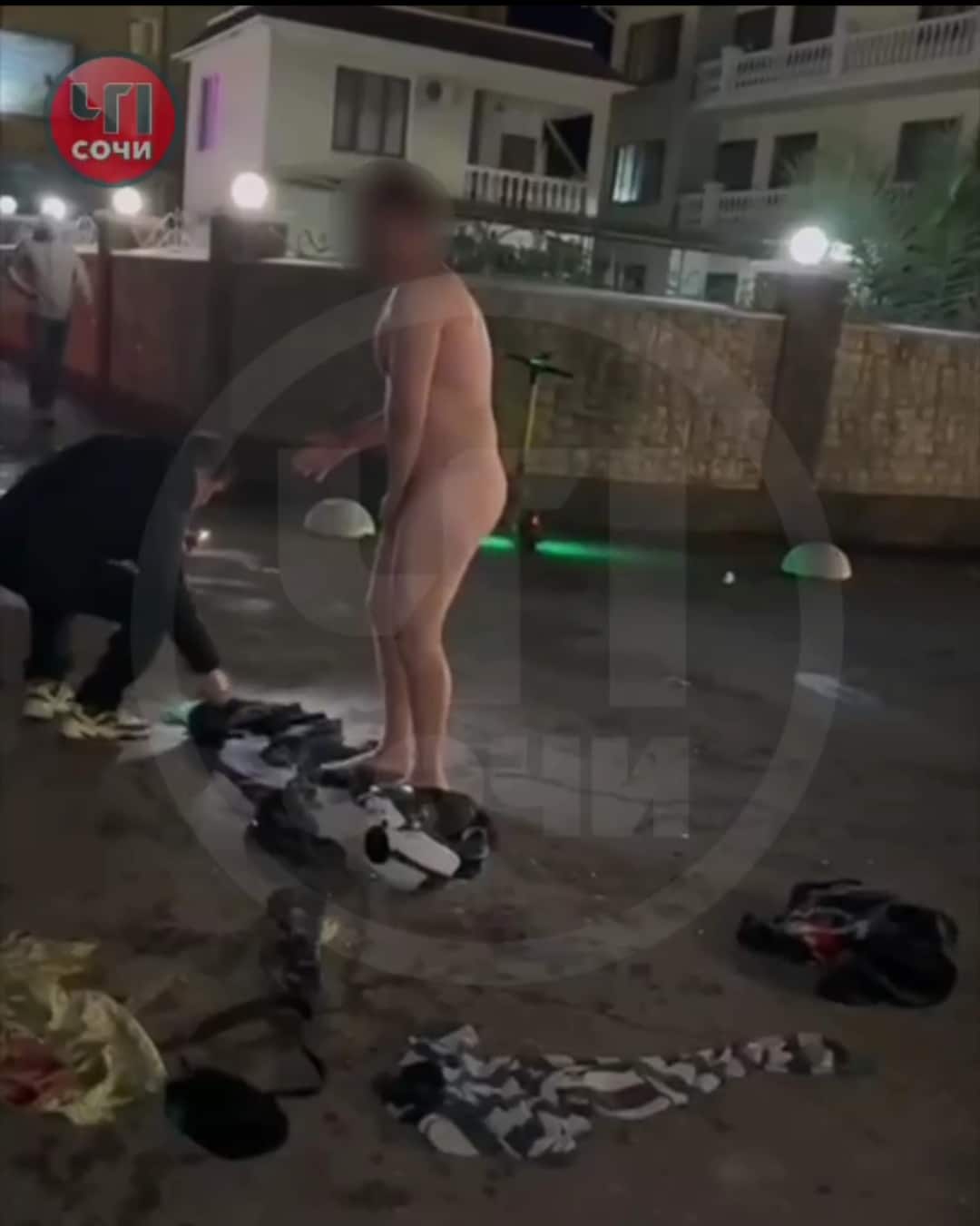 В Сочи голый мужчина искал свой халат на улице и получил удар ногой по лицу