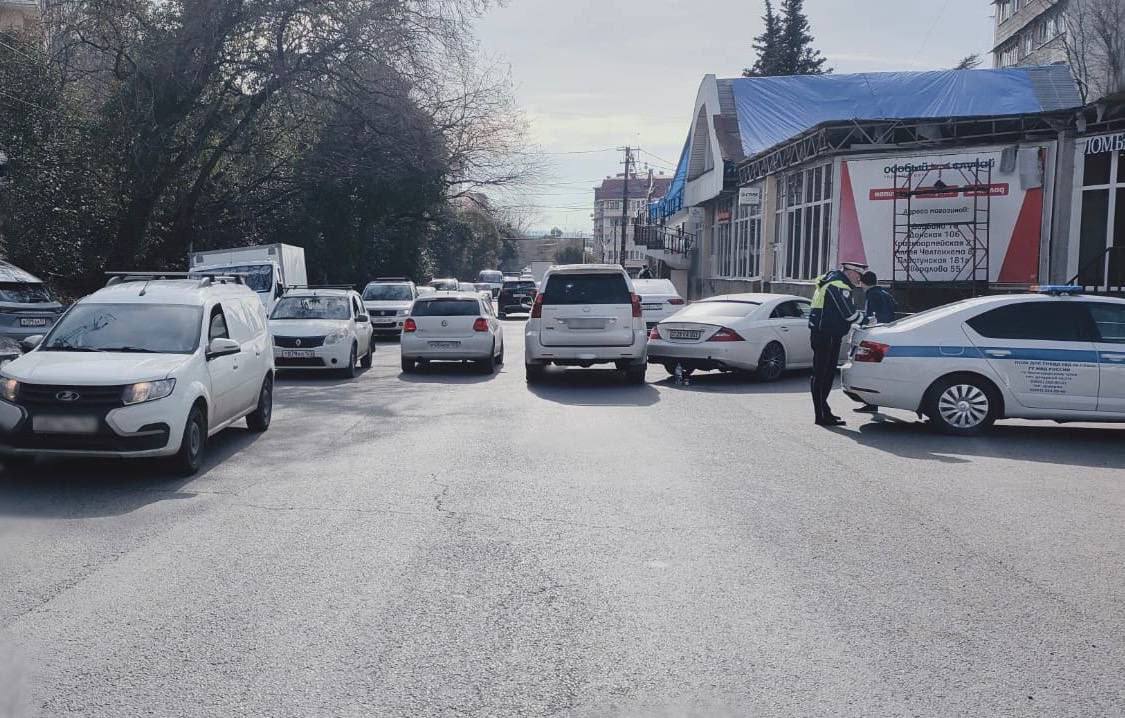 10-летнего ребенка на самокате в Центральном районе Сочи сбила машина