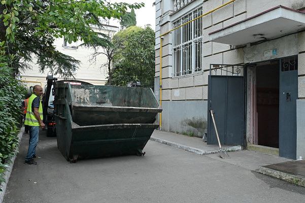 В Сочи в многоквартирных домах освобождают от хлама подвалы