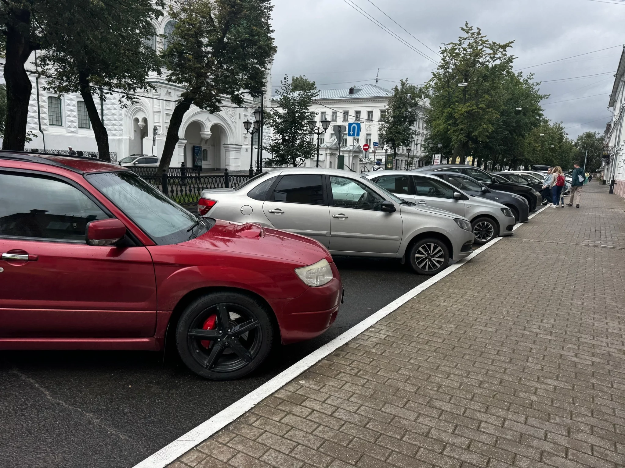 В Сочи на месте бывшего кинотеатра сделали парковку